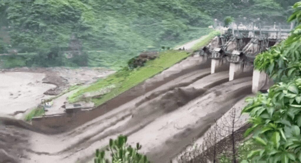 Watch: Scary visuals from Himanchal's Pandoh Dam amid cloudbrust | Shimla News