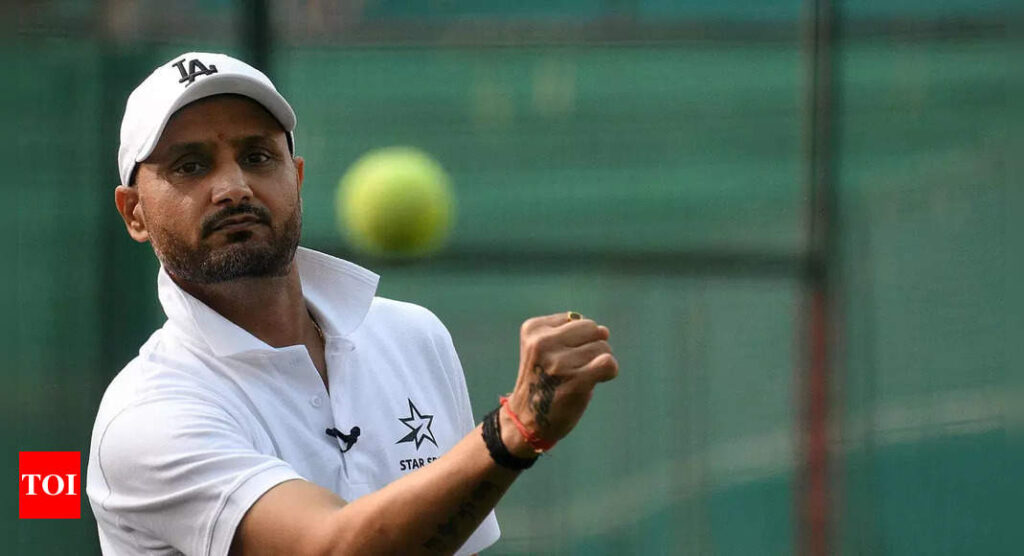 'Bolne ki tameez to aap logo ko pehle hi nahi thi': Harbhajan Singh slams Babar Azam's fan for trolling Irfan Pathan