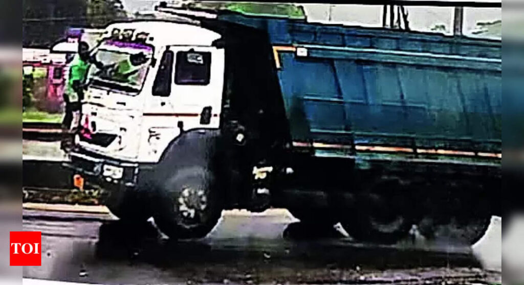 After argument, dumper driver revs up with motorist dangling for 12km in Navi Mumbai | Navi Mumbai News