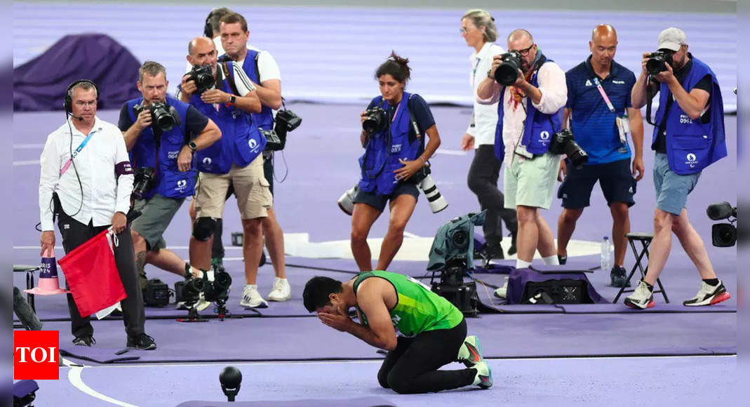 Watch: Arshad Nadeem breaks down after his historic Olympic gold for Pakistan in Paris | Paris Olympics 2024 News