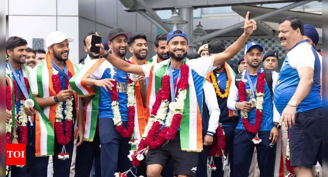 Watch: Pilot welcomes India's Olympic bronze medal-winning hockey team aboard, fans greet players back home from Paris with beats of 'dhol' | Paris Olympics 2024 News