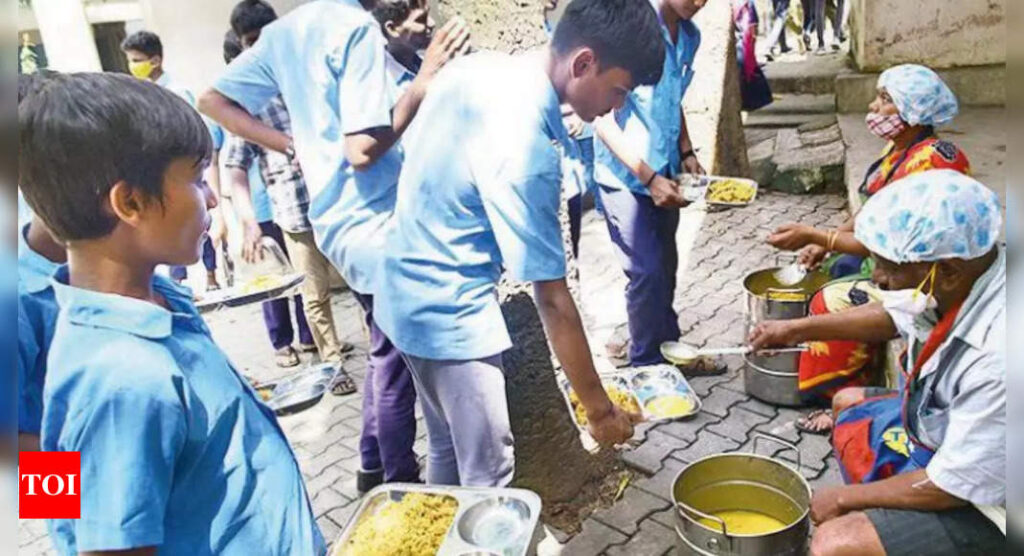 Uttar Pradesh: Kids forced to make rotis in Aligarh, school principal suspended | Agra News