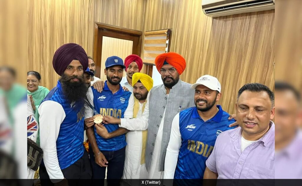 Family And Fans Accord Warm Welcome To Indian Hockey Players At Amritsar