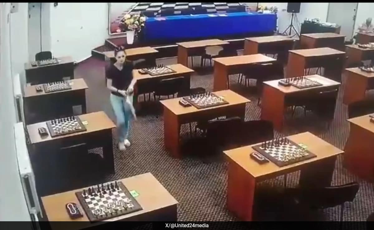 On Camera, Russian Chess Player Poisons Opponent By Spilling Mercury On Board. Video